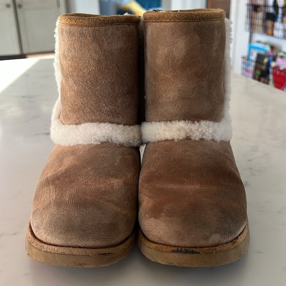 Kids UGG’s SZ 2 - Picture 4 of 9